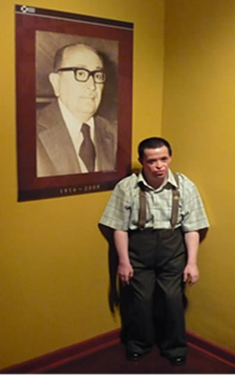 Siempre junto a su padre, Jaimito, su engreído